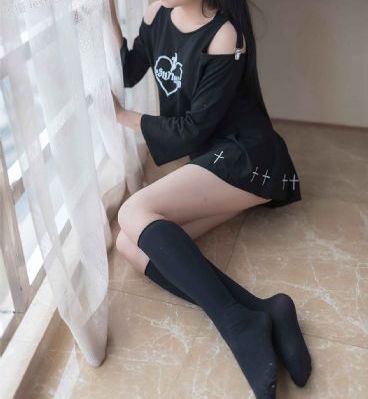年轻的妈妈观看