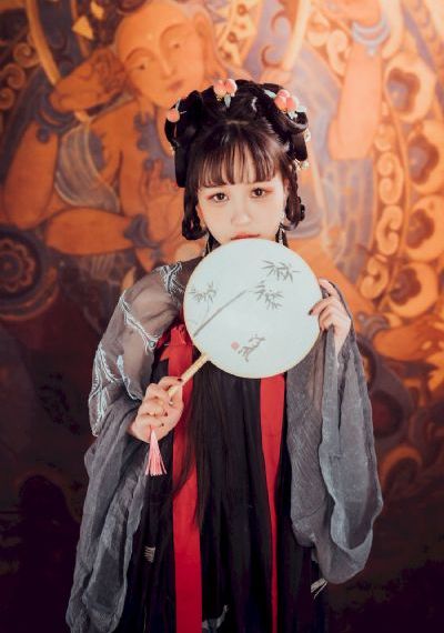 不扣纽扣女孩