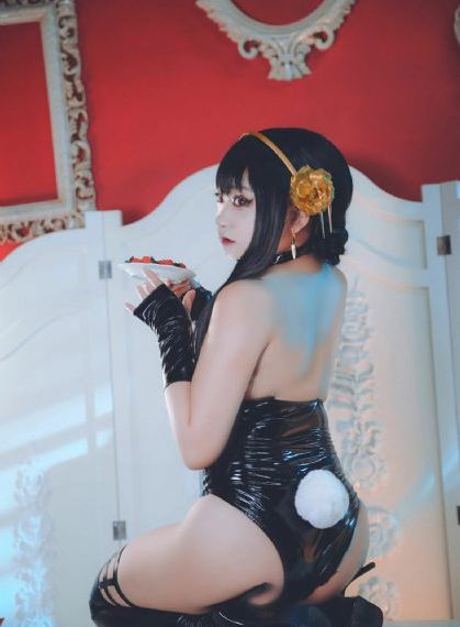 亲嘴舌头伸进去摸她的胸